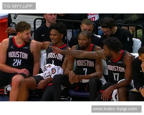 火箭队训练日常曝光杜兰特单打技艺提升申京专注低位技术磨练