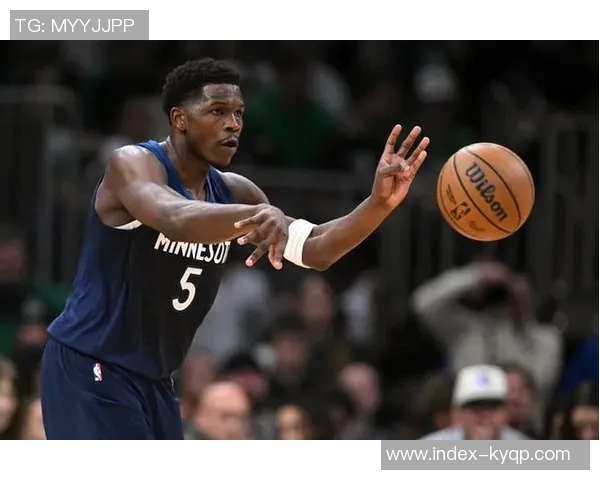 爱德华兹表现平平22投10中贡献28分三分与罚球命中率均不理想