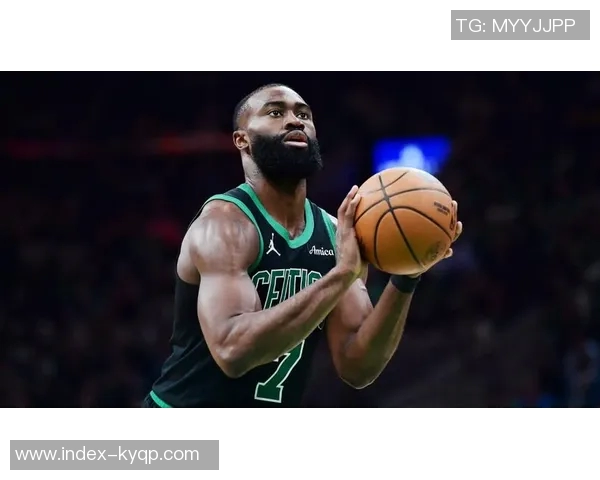 杰伦布朗盛赞安芬尼西蒙斯本赛季精彩表现展现无与伦比的实力